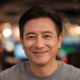 一位中年男性玩家的头像，面带微笑，背景模糊
