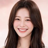 一位年轻女性玩家的头像，长发披肩，笑容灿烂